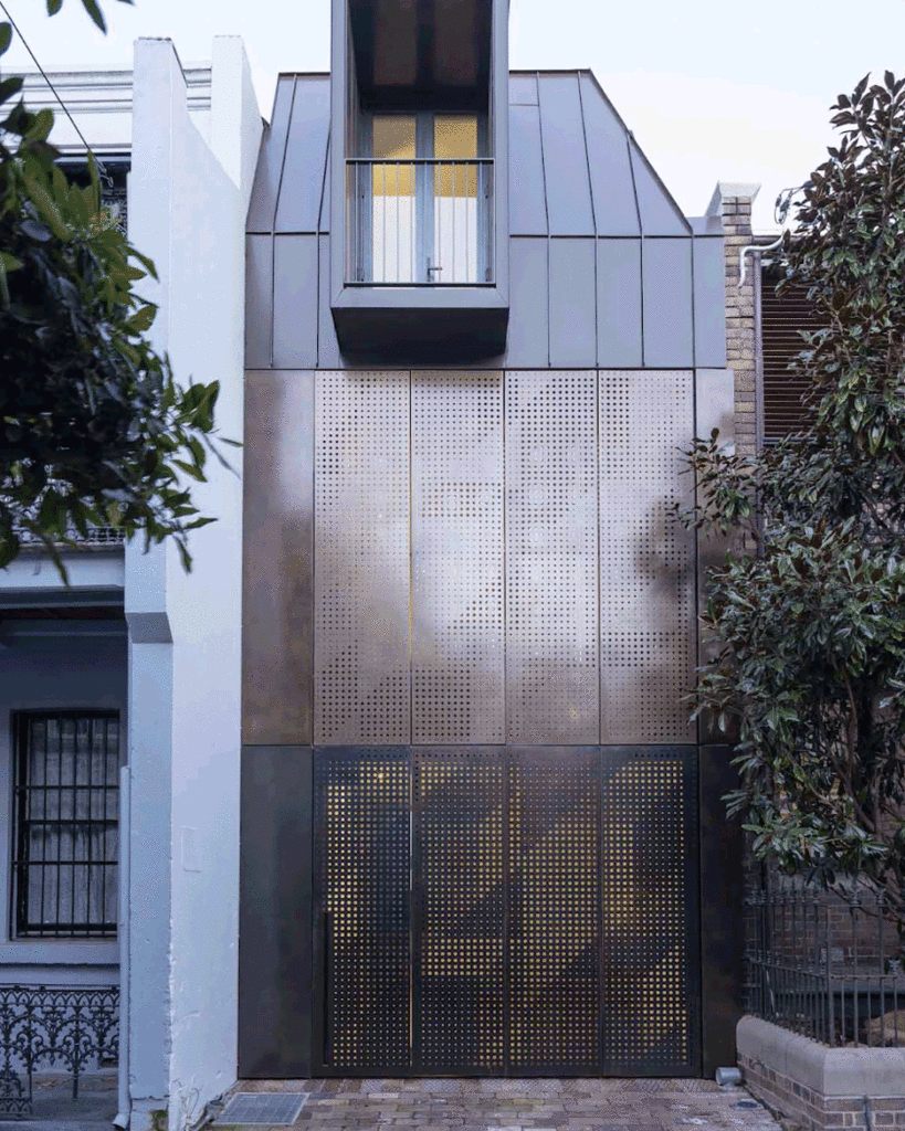 Кинетический бронзовый фасад каминного дома в Сиднее