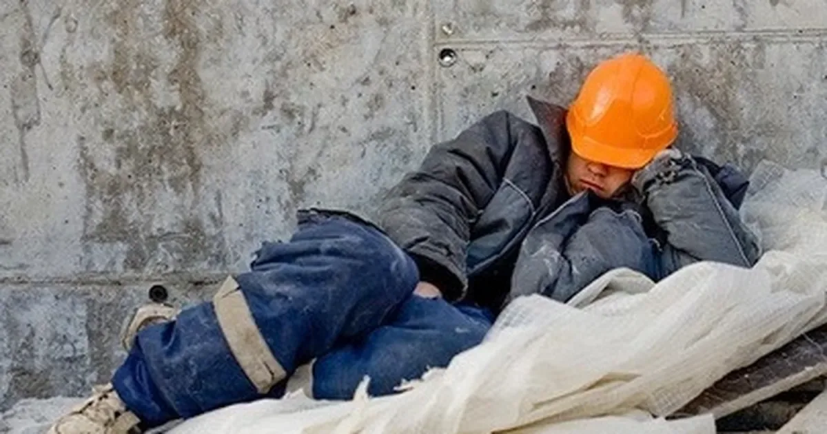 спит строитель